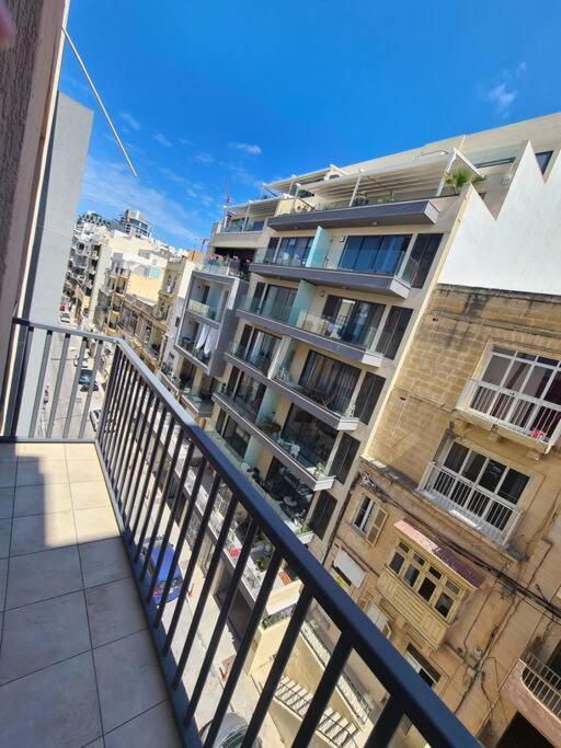 2 Bedroom Seafront Duplex Penthouse In The Heart Of Spinola Bay San Julián Exterior foto