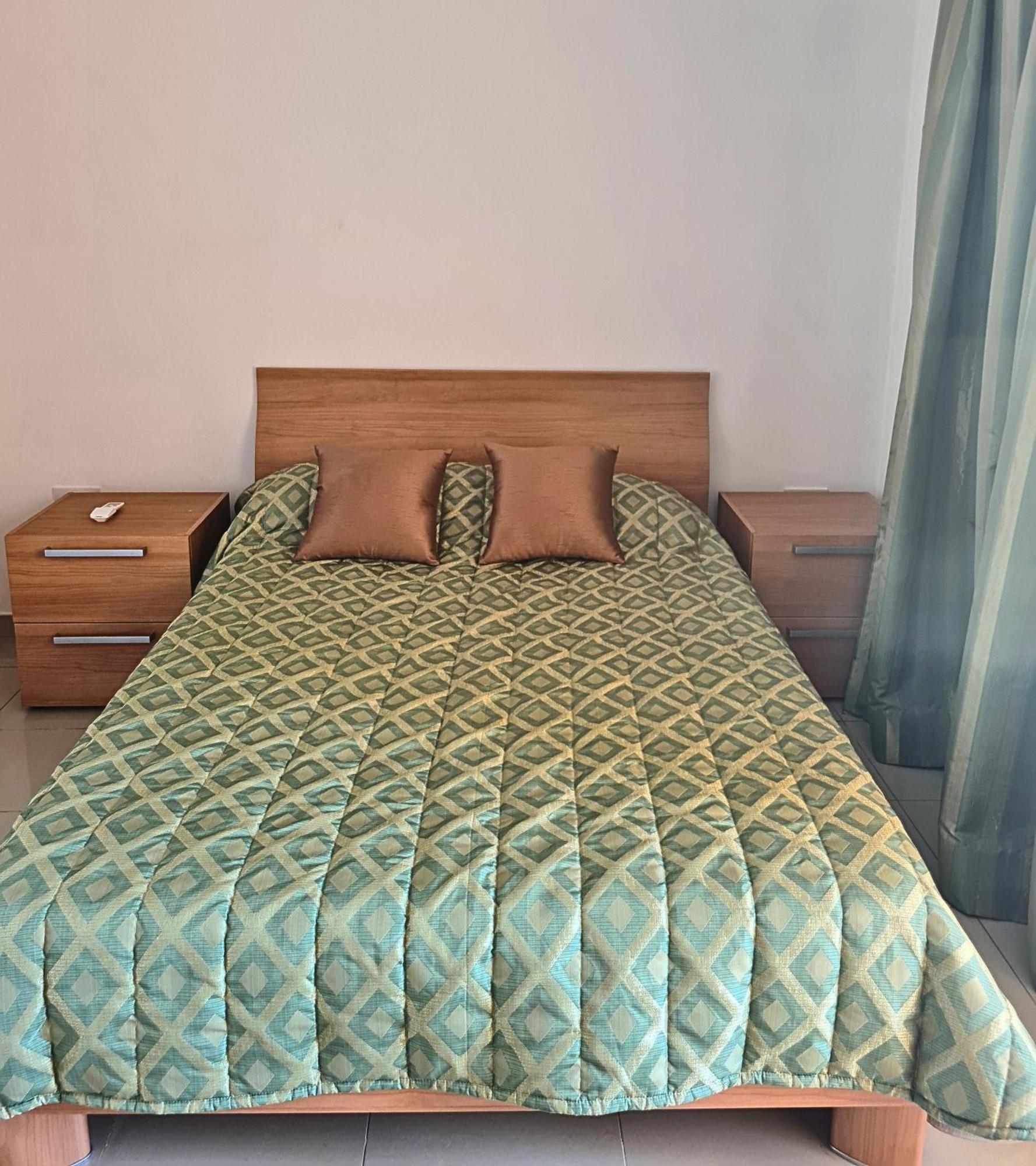 2 Bedroom Seafront Duplex Penthouse In The Heart Of Spinola Bay San Julián Exterior foto